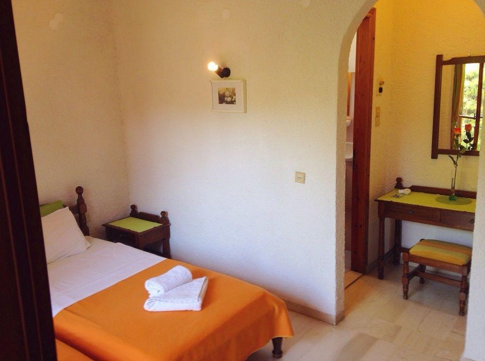 Artemis Rooms Agia Marina  Exteriör bild