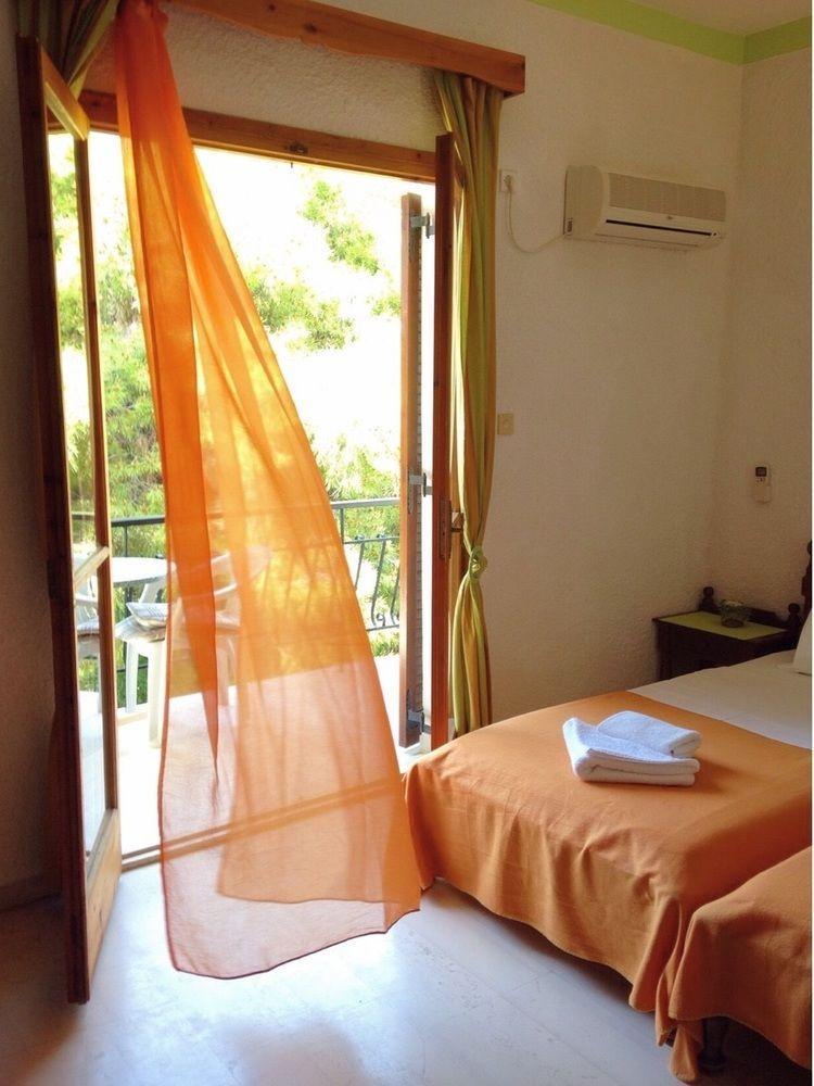 Artemis Rooms Agia Marina  Exteriör bild